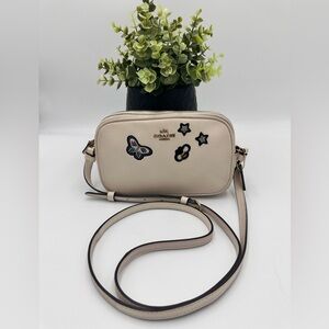 CROSSBODY POUCH WITH SOUVENIR
EMBROIDERY (COACH F25946)
CHALK/LIGHT GOLD
